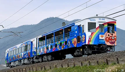 可愛度爆表！「麵包超人列車」載你玩遍四國 的縮圖