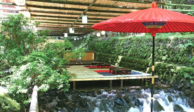 炎夏避暑好去處，京都「貴船川床」沁心涼！