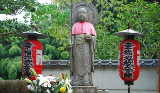 京都祈求幸福的人氣景點大公開！超靈驗的穿草鞋地藏──鈴蟲寺
