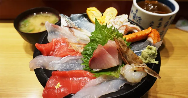 連碗都裝不下的爆料海鮮丼！金澤近江町市場排隊名店大公開