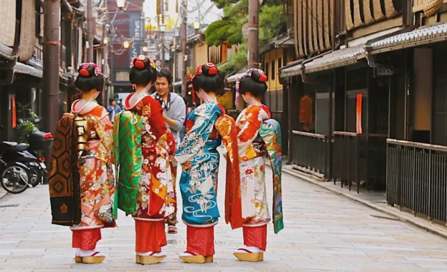 百摺裙「袴」原本是武家正裝？「振袖」是未婚女子的第一禮服？日本和服小知識完整解說