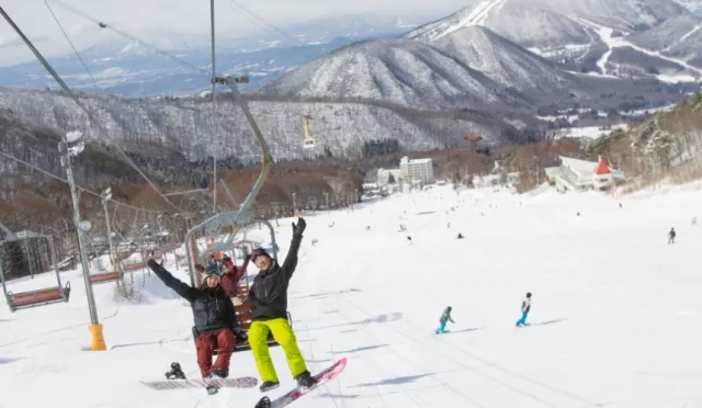 東京必去滑雪場：長野「龍王滑雪公園」滑粉雪、看雪猴泡溫泉，親子玩雪自由行最適合！