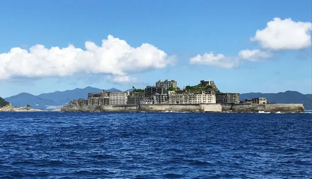充滿神秘氣息的世界遺產長崎「軍艦島」建築部分開始崩壞無法修復？ 的縮圖