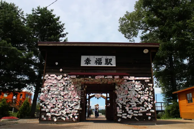 祈求戀情順利絕對要踩點！新竹「愛情車站」和北海道「幸福車站」結為姊妹站